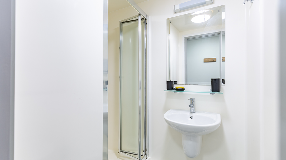 Turner Court - En suite bathroom