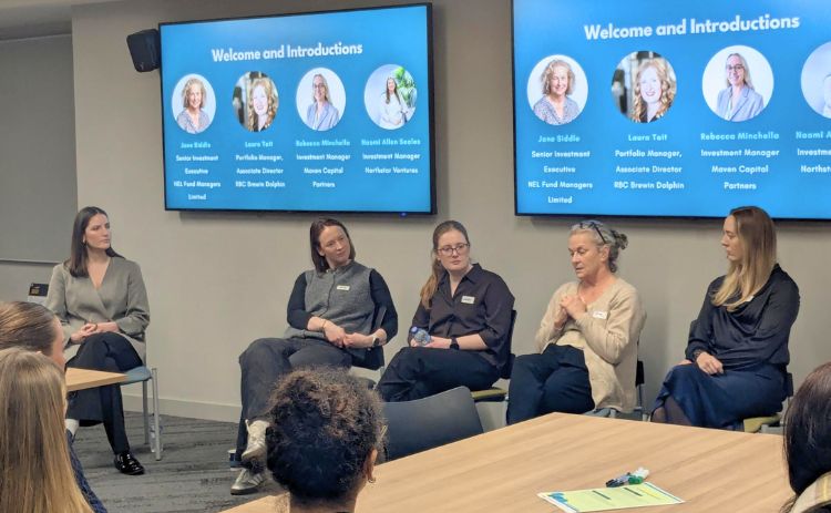 Five investment professionals take part in a panel discussion at a NUBS Women’s Network event, speaking to an audience of students.