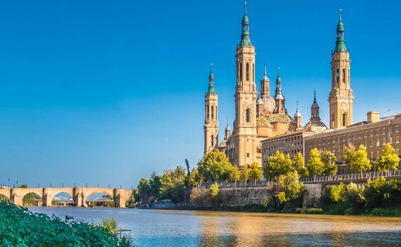 The Basílica de Nuestra Señora del Pilar overlooking water