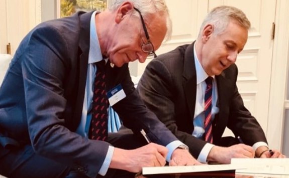 Professor Chris Day, Vice-Chancellor and President of �山����, and Dr Dennis Assanis, former President of the University of Delaware and �山���� alumnus sign a partnership agreement.