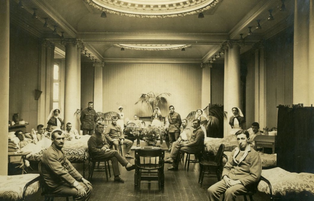 Photograph of wounded servicemen and staff on Ward C1 of the First Northern General Hospital 1914-19, NUA/041017-15, �山���� Archives, �山���� Special Collections, GB 186