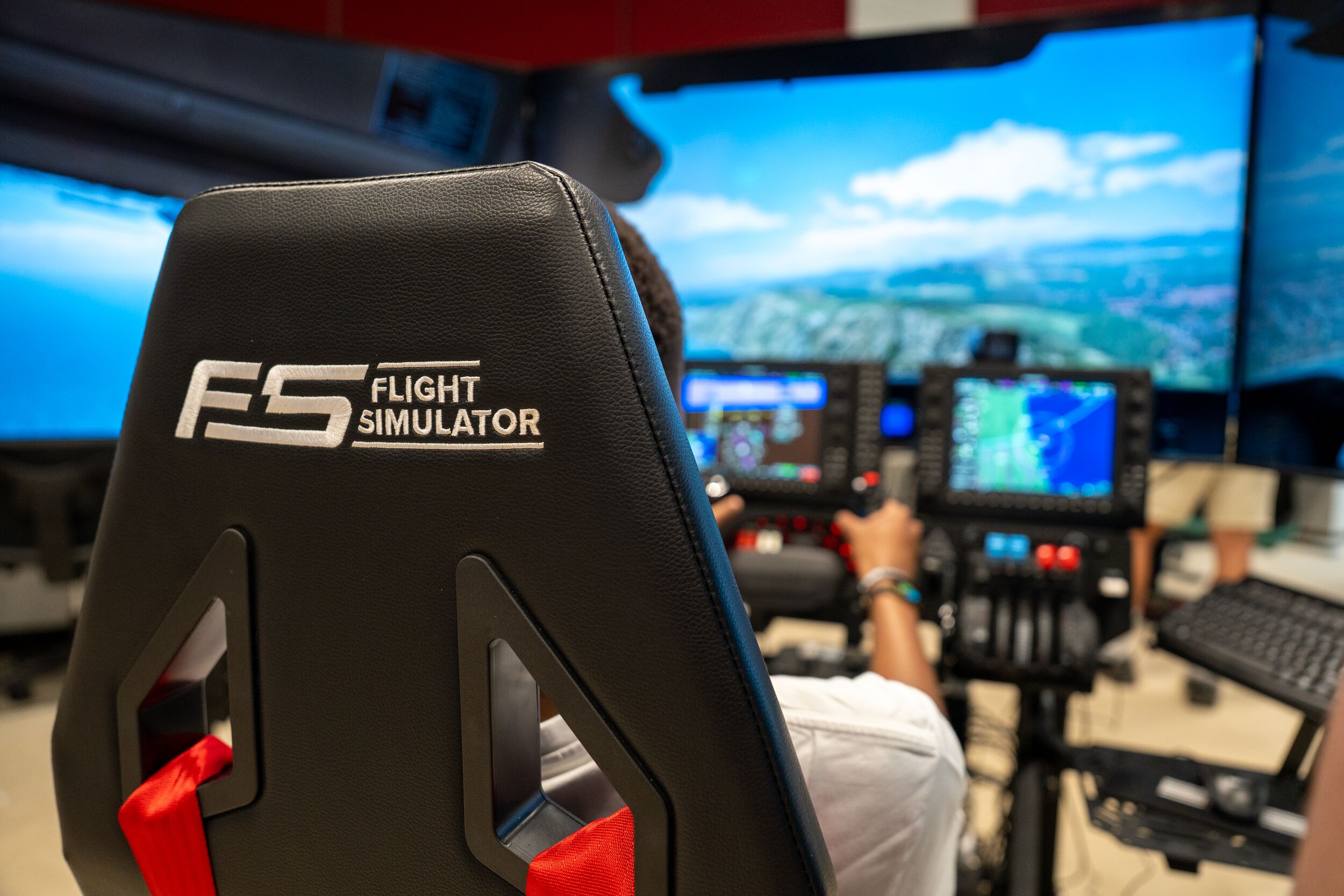 Students using aerospace virtual simulators